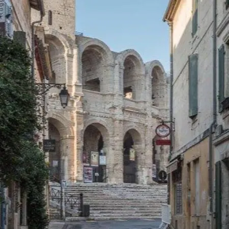 Apartment Climatise Avec Balcon Face Aux Arenes D'arles Arles
